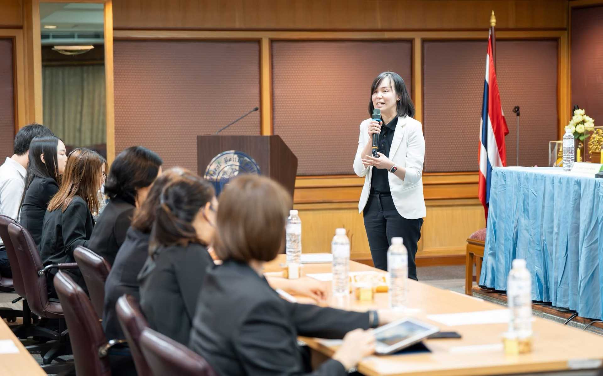 ดร.กรรณิการ์ ธรรมพานิชวงค์ บรรยายในหัวข้อ “ผลกระทบของการเปลี่ยนแปลงสภาพภูมิอากาศต่อเสถียรภาพระบบการเงินและการเปลี่ยนผ่านโครงสร้างเศรษฐกิจไทย”